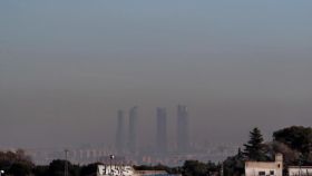 Imagen de las Cuatro Torres de Madrid bajo una intensa nube de contaminación.