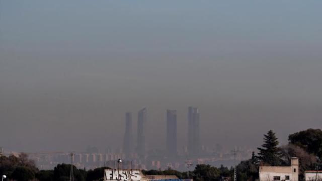 Imagen de las Cuatro Torres de Madrid bajo una intensa nube de contaminación.