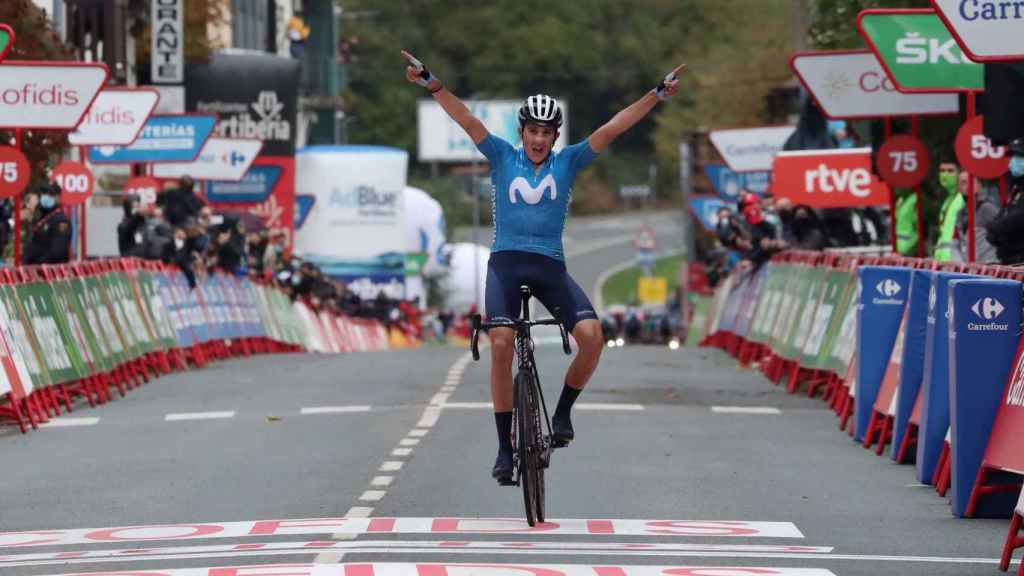 Marc Soler levanta las manos en Lekunberri tras vencer en la etapa 2 de La Vuelta 2020