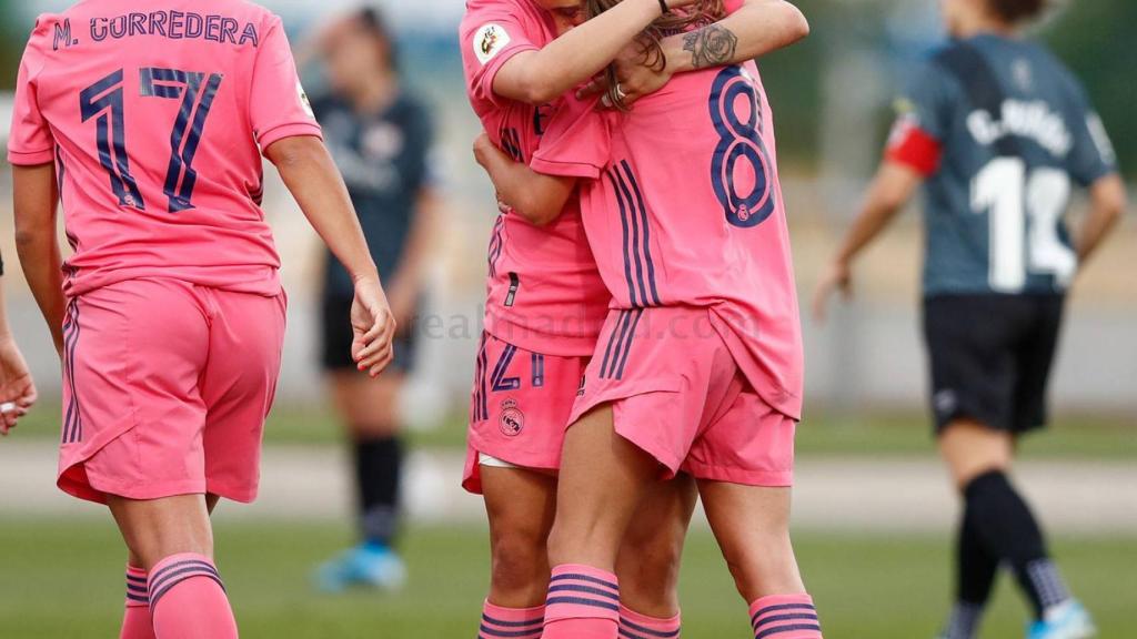 Maite Oroz y Jessica Martínez celebran un gol del Real Madrid Femenino