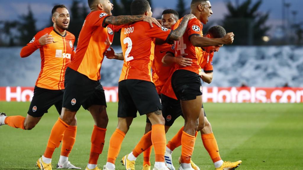 Los jugadores del Shakhtar celebran el gol de Tete al Real Madrid