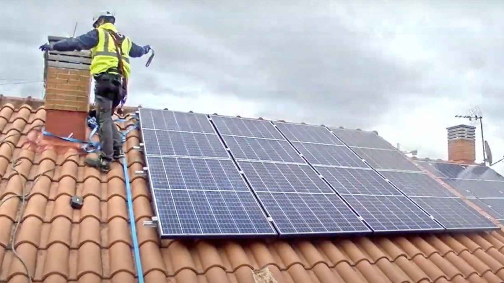 Instalación de placas solares en un hogar