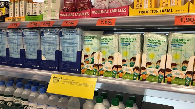 El lineal de mascarillas higiénicas no reutilizables Deliplus de Mercadona.