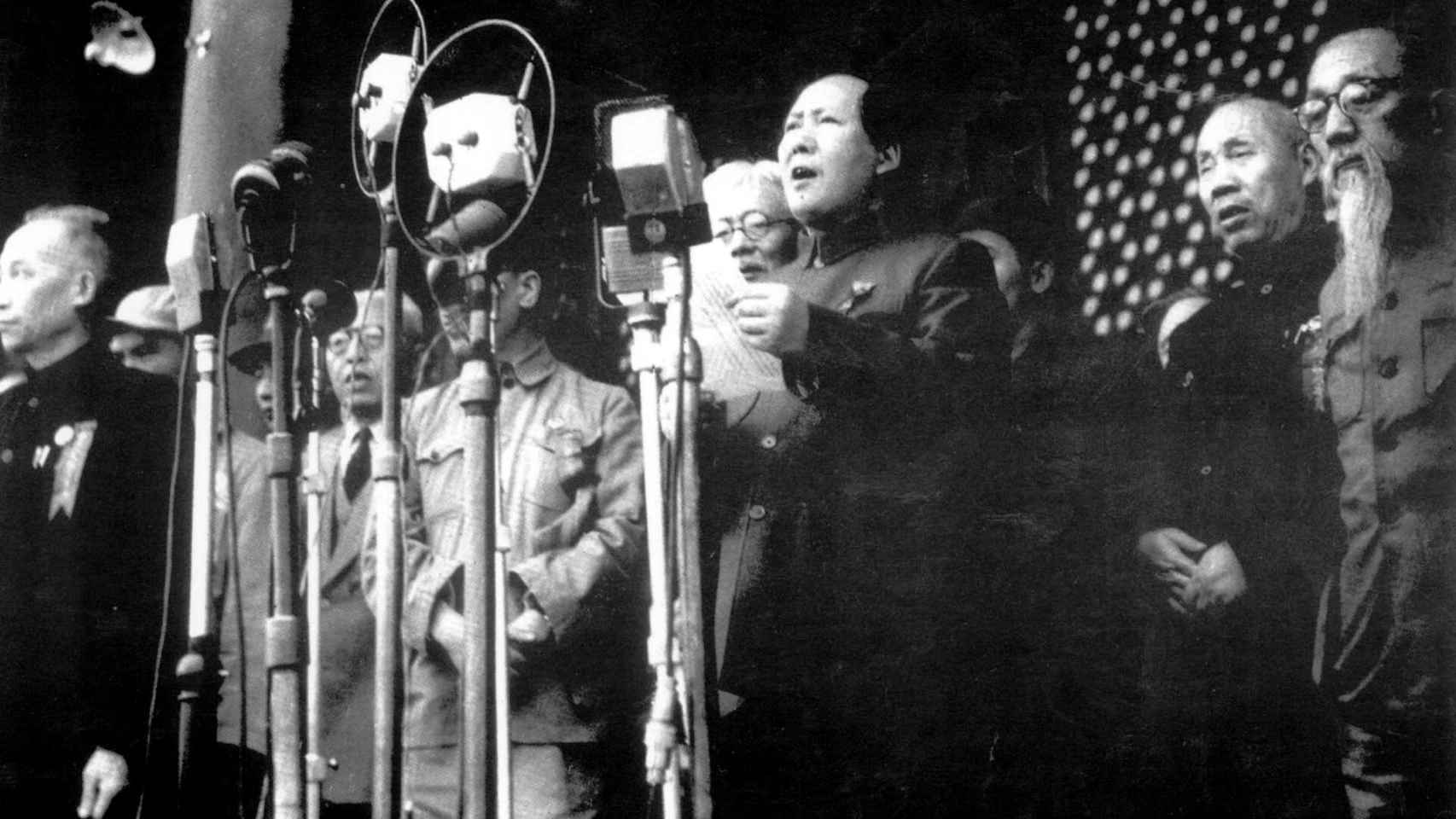 Mao Zedong proclama la creación de la República Popular China el 1 de octubre de 1949.