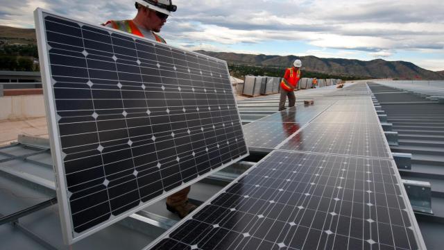 Montaje de paneles solares.