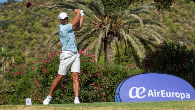 Rafa Nadal jugando al golf