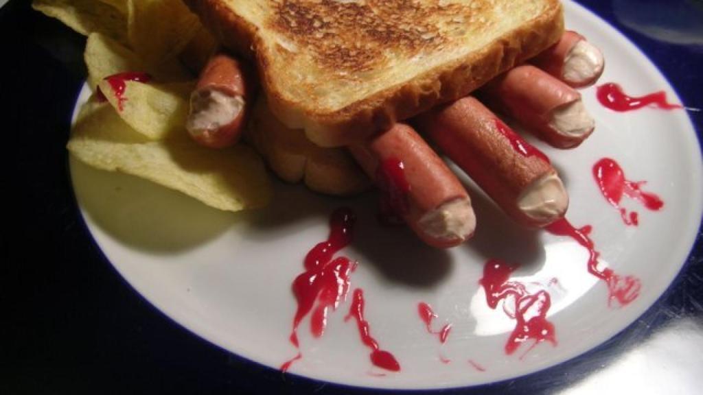 Sándwich con una mano dentro