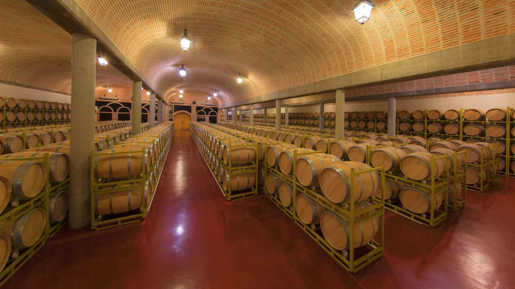 La sala de barricas de las Bodegas Pérez Pascuas, donde el vino tinto Viña Pedrosa fermenta durante 18 meses.