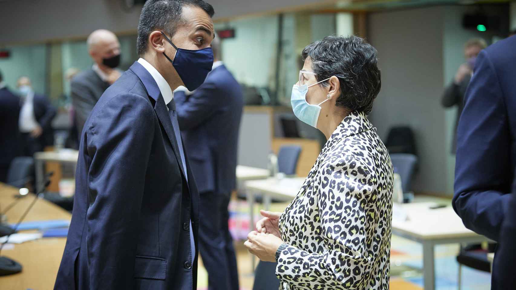 La ministra de Exteriores, Arancha González Laya, conversa con su homólogo italiano durante su última reunión en Bruselas