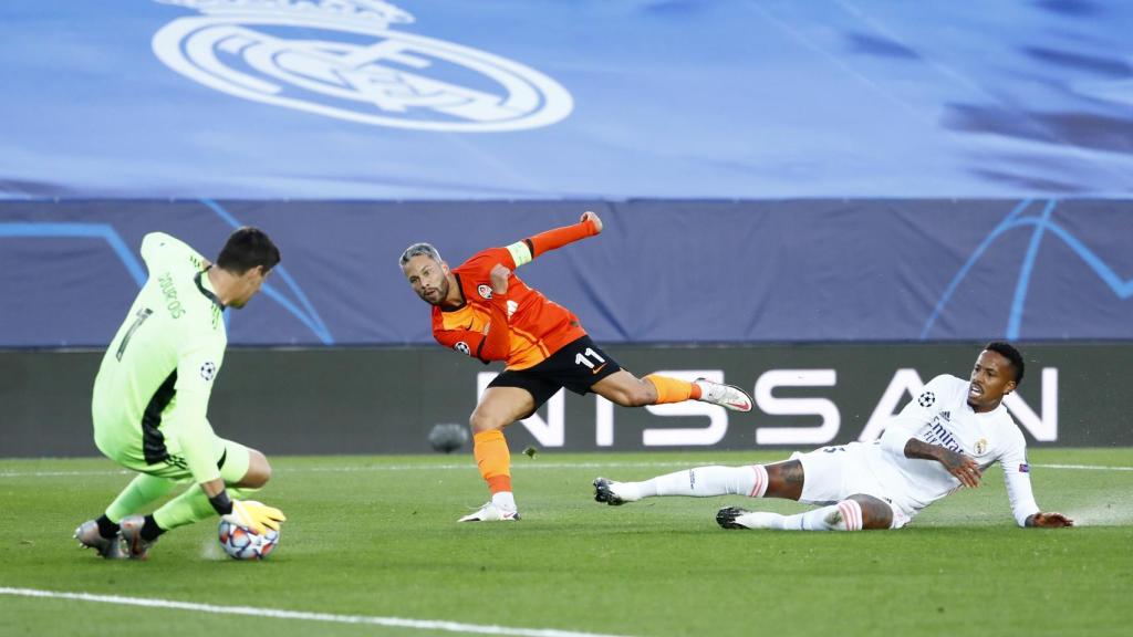Eder Militao mira como Marlos marca uno de los goles del Shakhtar al Real Madrid