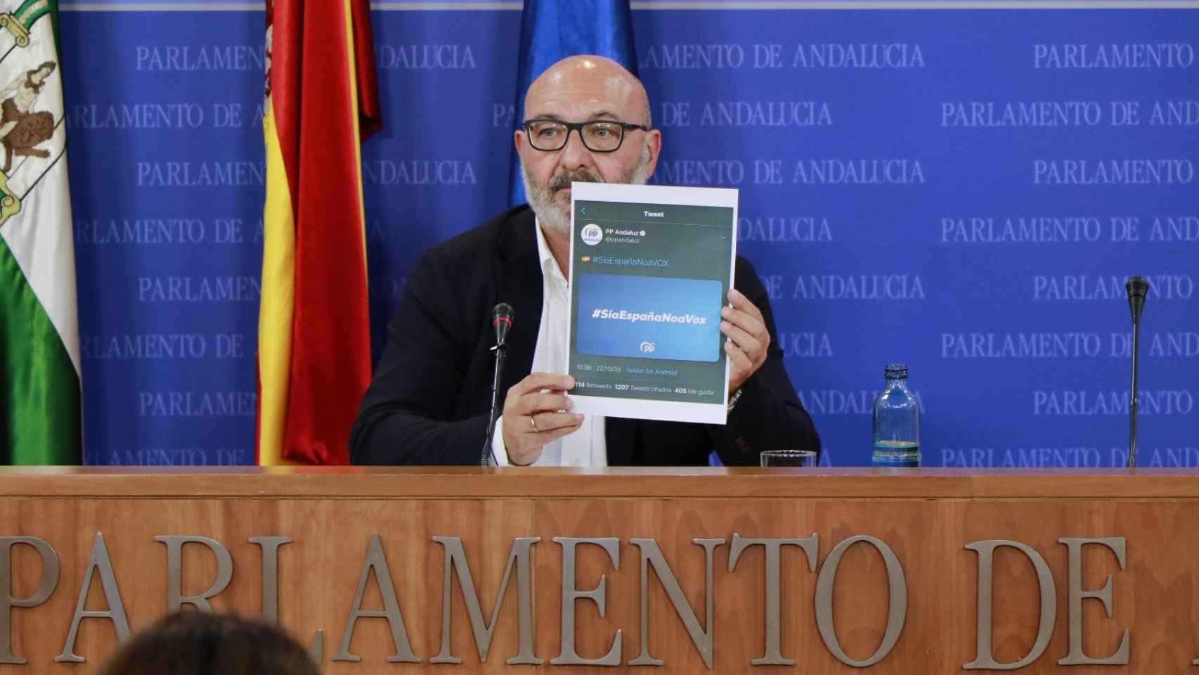 Alejandro Hernández, portavoz de Vox en Andalucía, exhibe el tuit del PP que posteriormente fue borrado.