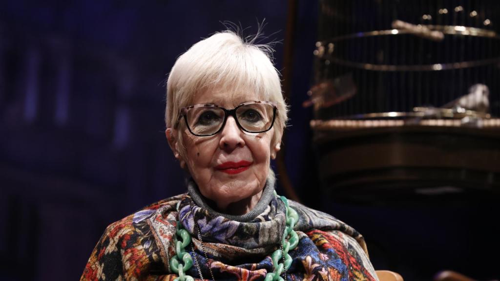 Concha Velasco ha aparecido en el teatro ayudada de un bastón para andar.