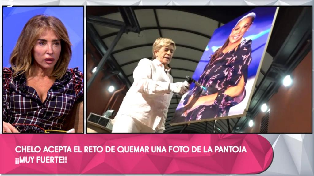 Chelo García Cortés quemando la foto de Isabel Pantoja.