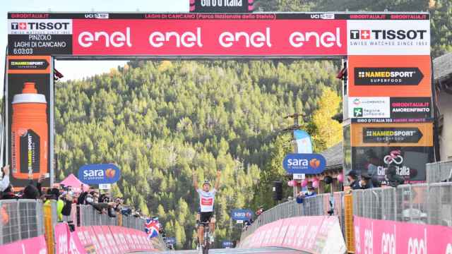 Jai Hindley celebra su victoria en la etapa 18 del Giro de Italia 2020