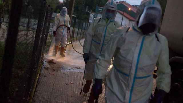Operarios municipales realizan labores de desinfección en Orense.