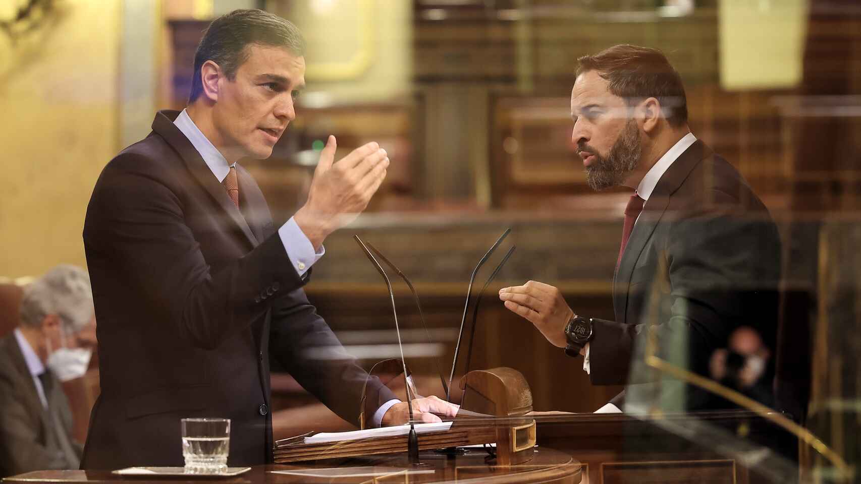 Pedro Sánchez y Santiago Abascal durante la moción de censura.