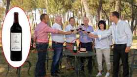 La familia Pérez brinda por tener le mejor vino de España, junto a Nuria Peña, la enóloga, y Juan de la Vega (derecha), gerente.