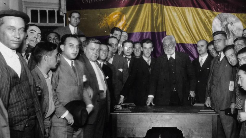 Miguel de Unamuno, en el centro, delante de una bandera republicana.