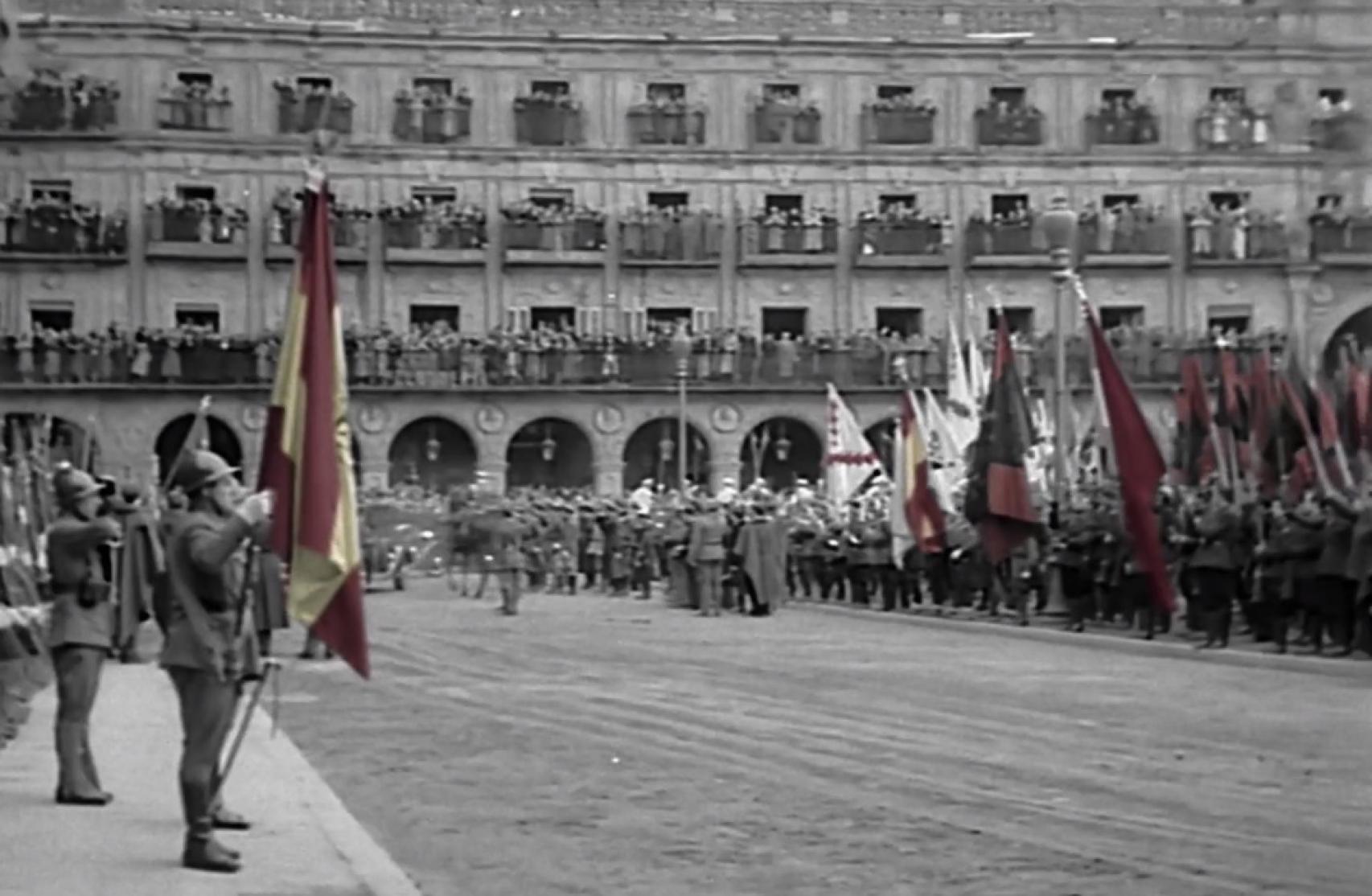 Desfile en la Plaza Mayor de Salamanca unos días después del nombramiento de Franco como jefe del Estado.