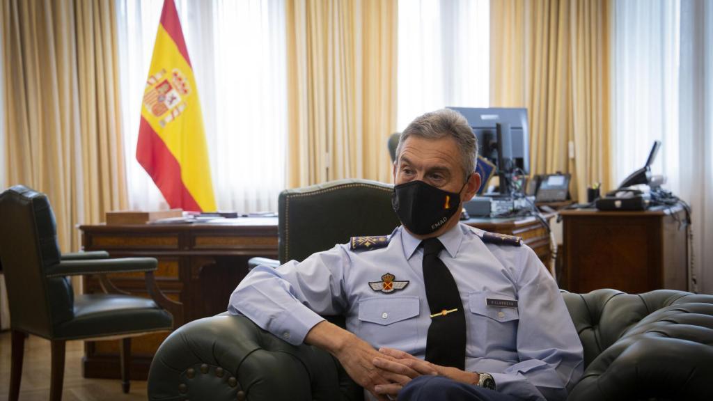 Villarroya conversa con el reportero de EL ESPAÑOL.