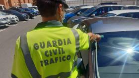 Un agente inspeccionando un vehículo.
