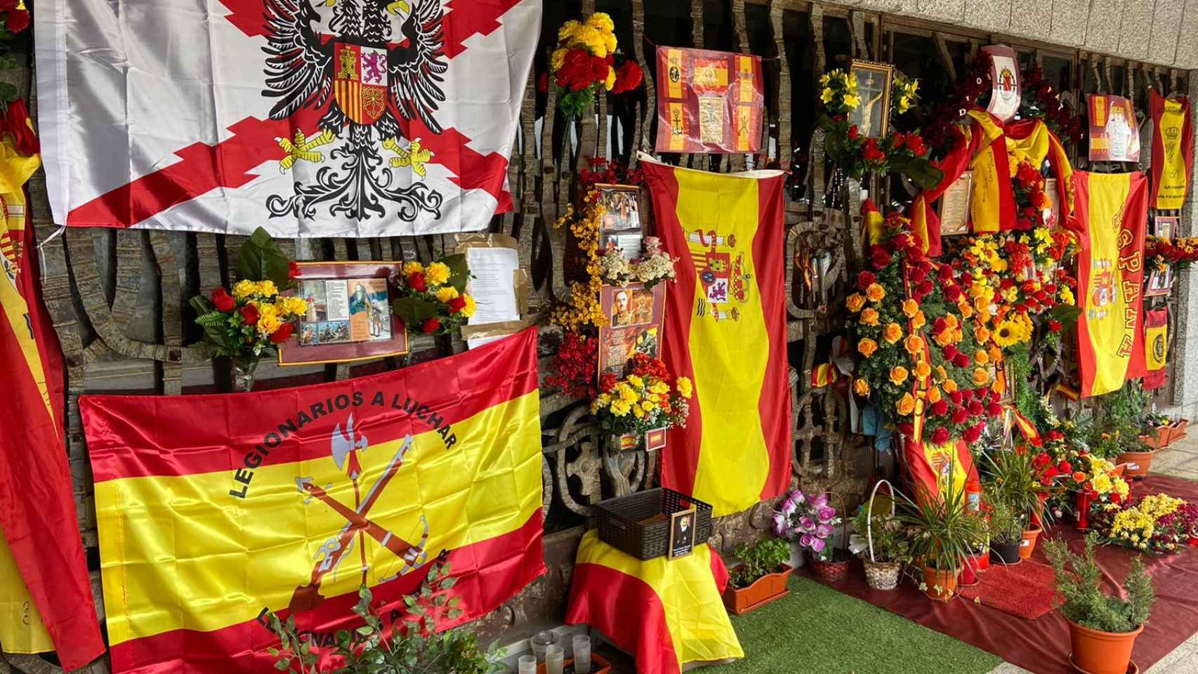 La tumba de Franco está llena de banderas