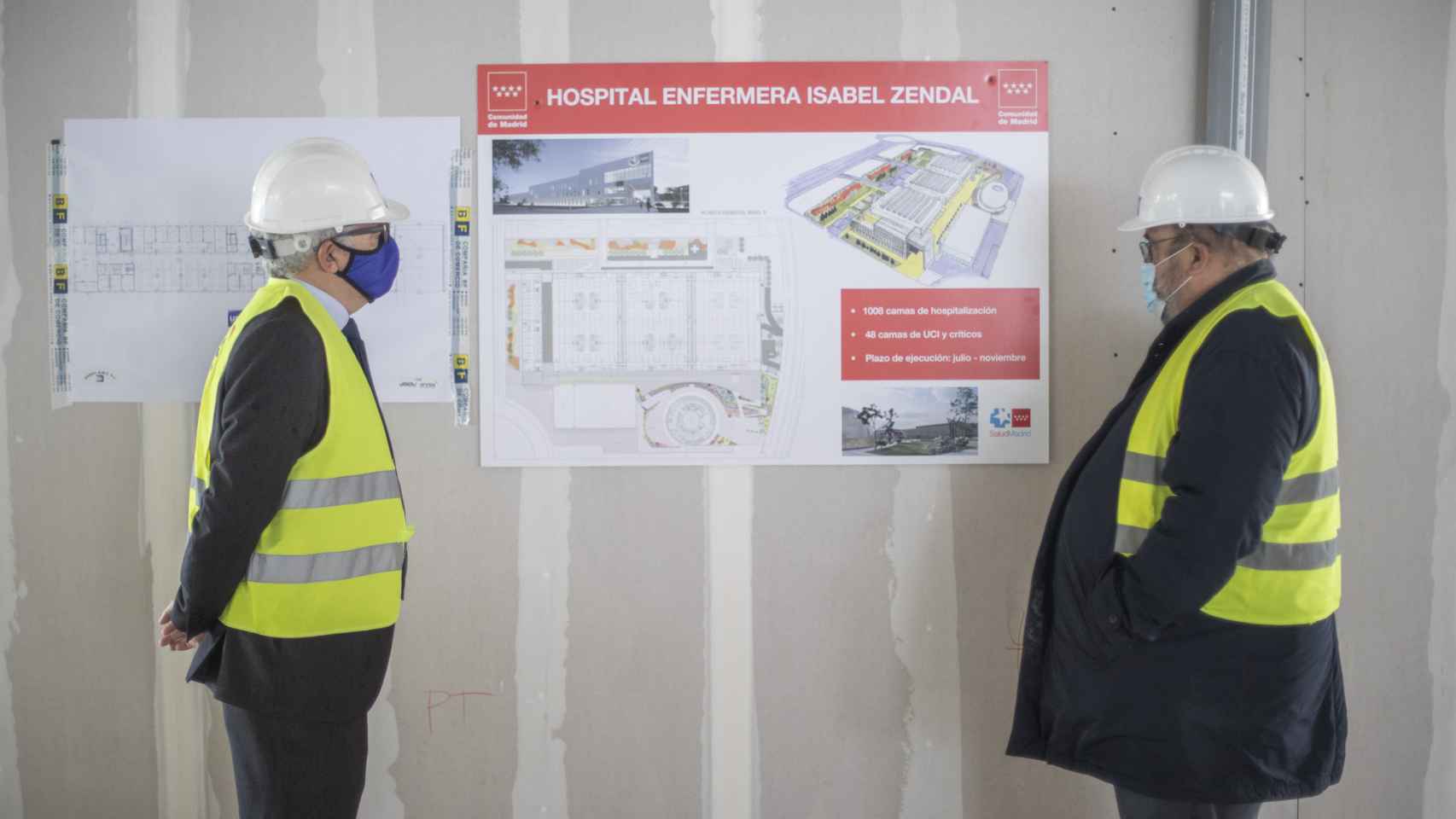 Los gerentes de Urvios, ante uno de los planes de los edificios en construcción.