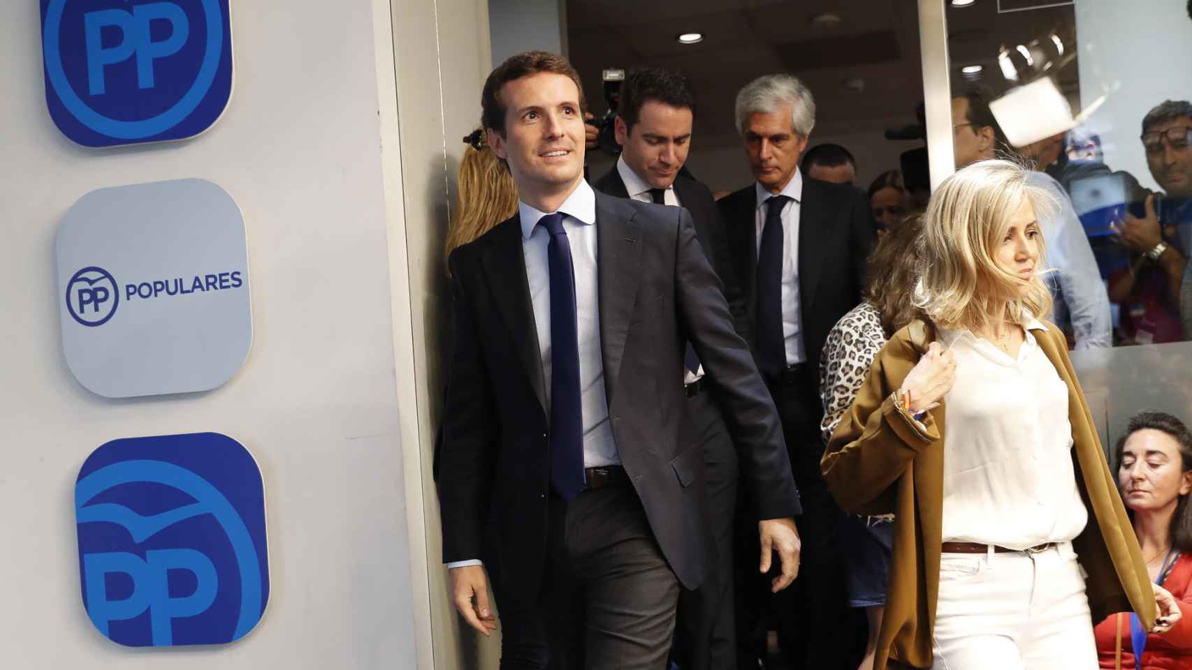 Pablo Casado e Isabel Torres acceden a la sala de prensa del PP en la noche electoral de abril de 2019.