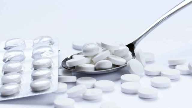 Un blíster de pastillas blancas similares a la Aspirina.