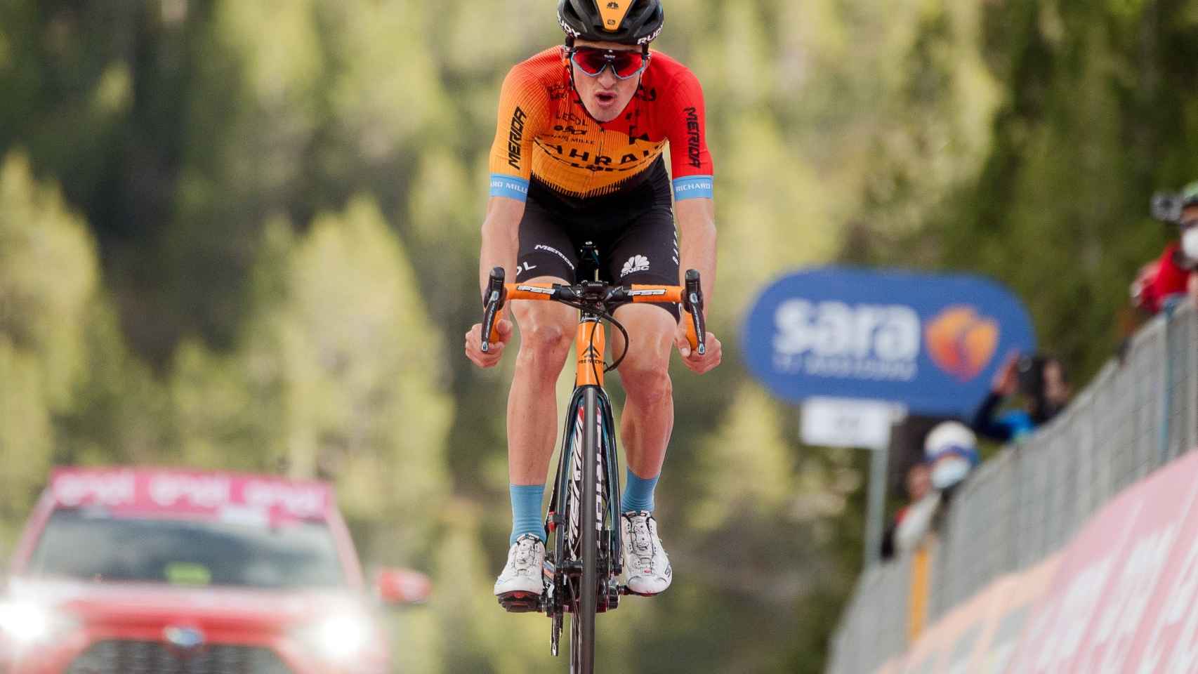 Pello Bilbao en el final de la etapa 18 del Giro de Italia en el Lago Di Cancano