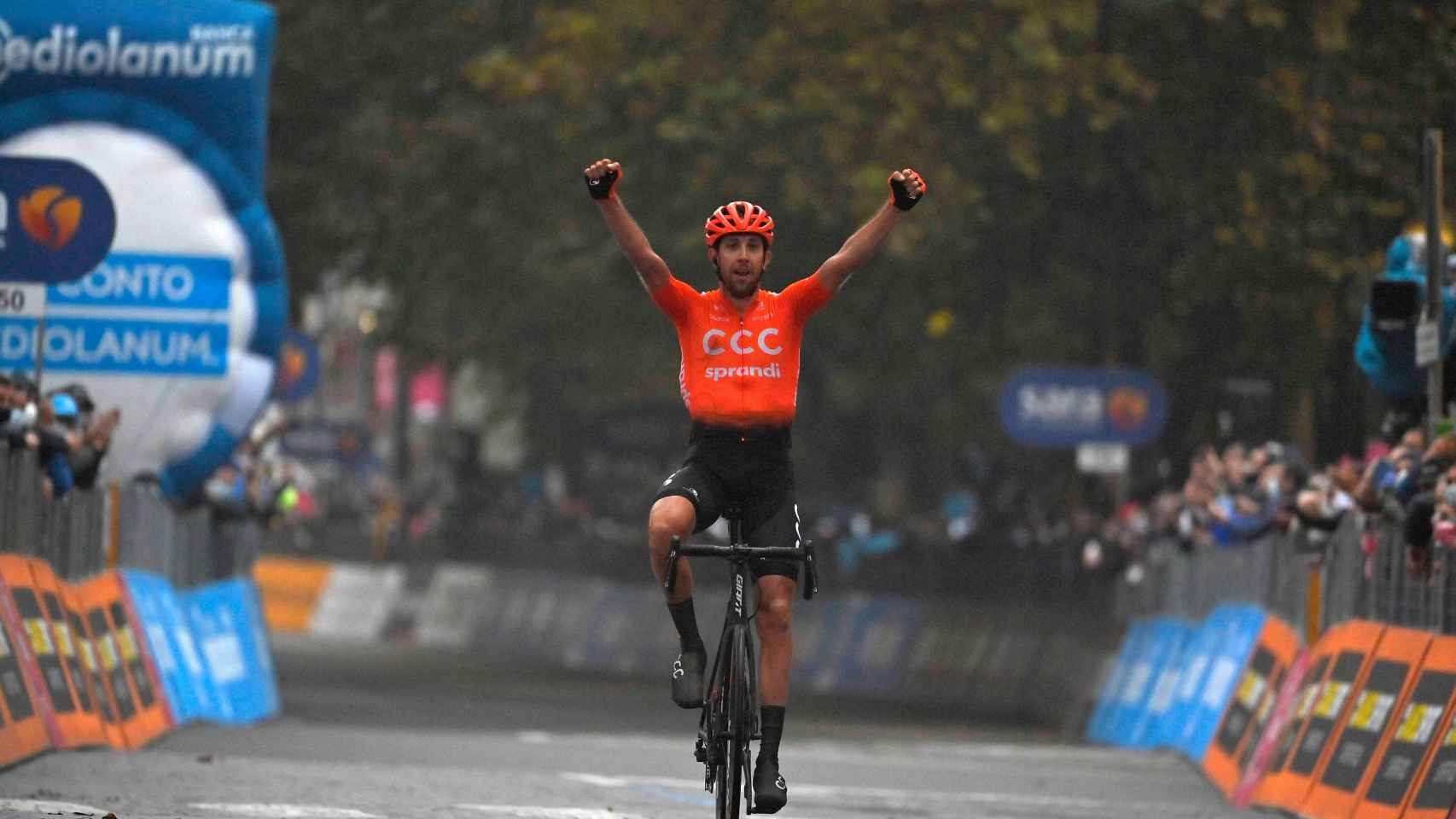 Cerny celebra su victoria en el Giro