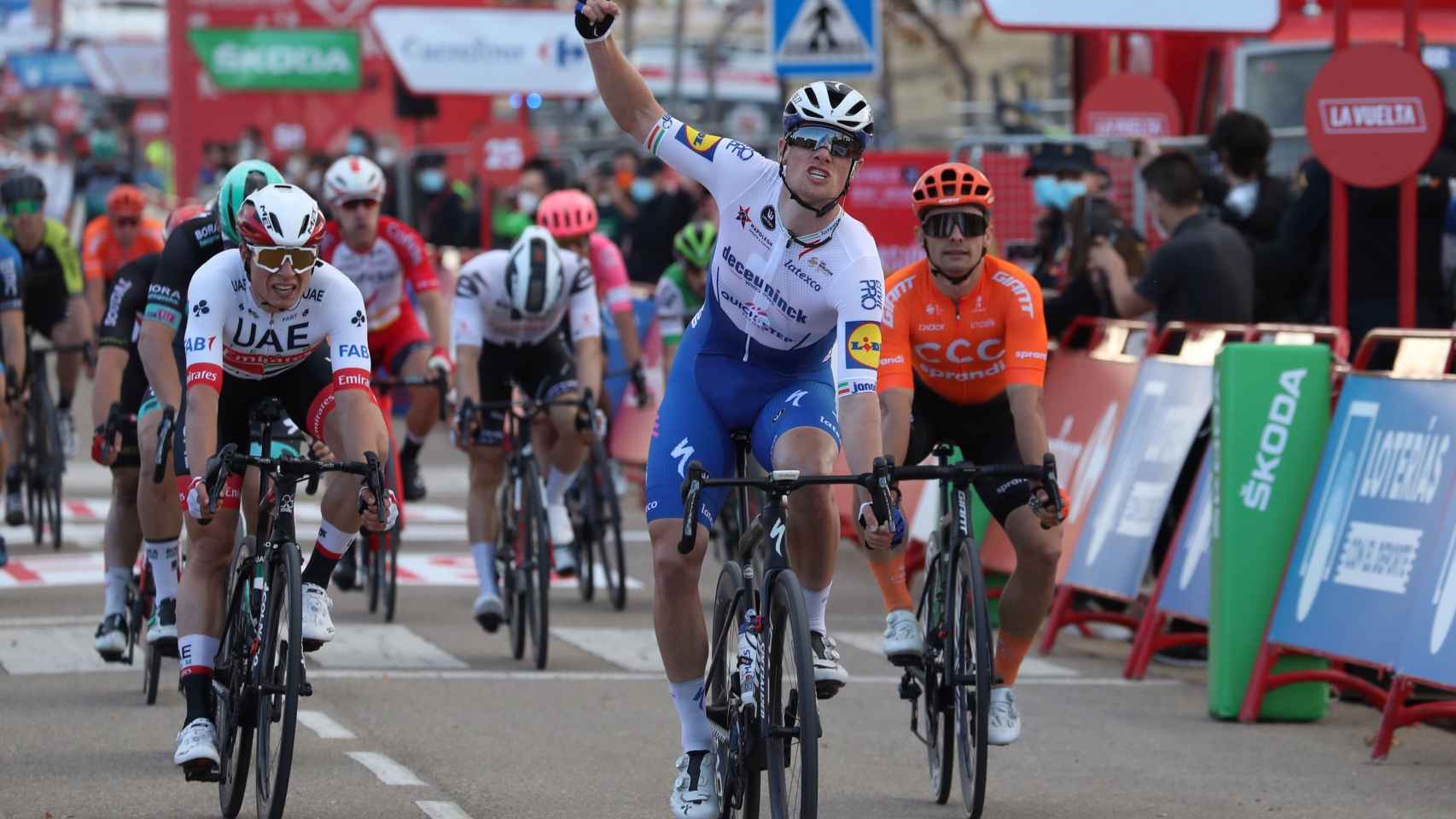 Sam Bennett celebra su victoria en la etapa 4 de La Vuelta 2020