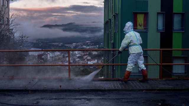 Un operario municipal realiza labores de desinfección en Orense.