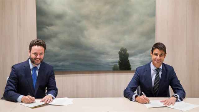 Iker Beraza y Daniel Caballero durante la firma del acuerdo.
