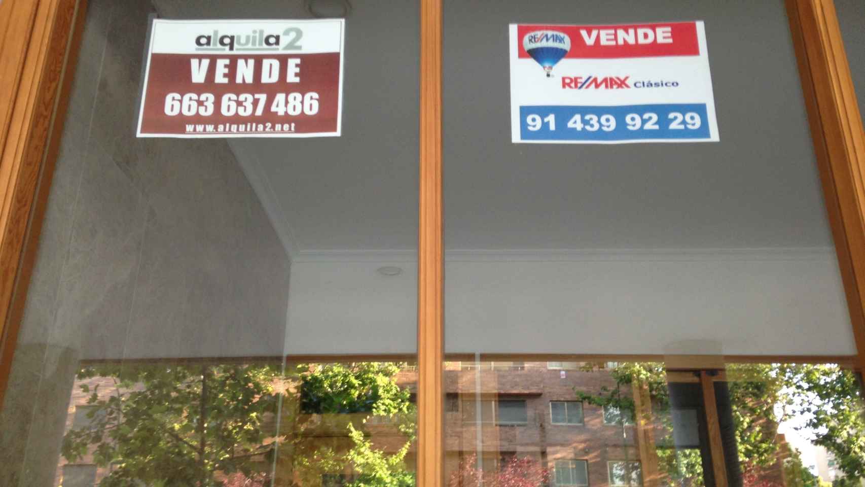 Dos carteles de 'se vende' en una misma vivienda.