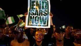 Una manifestante porta un cartel con el lema End SARS Now en Lagos, capital de Nigeria.