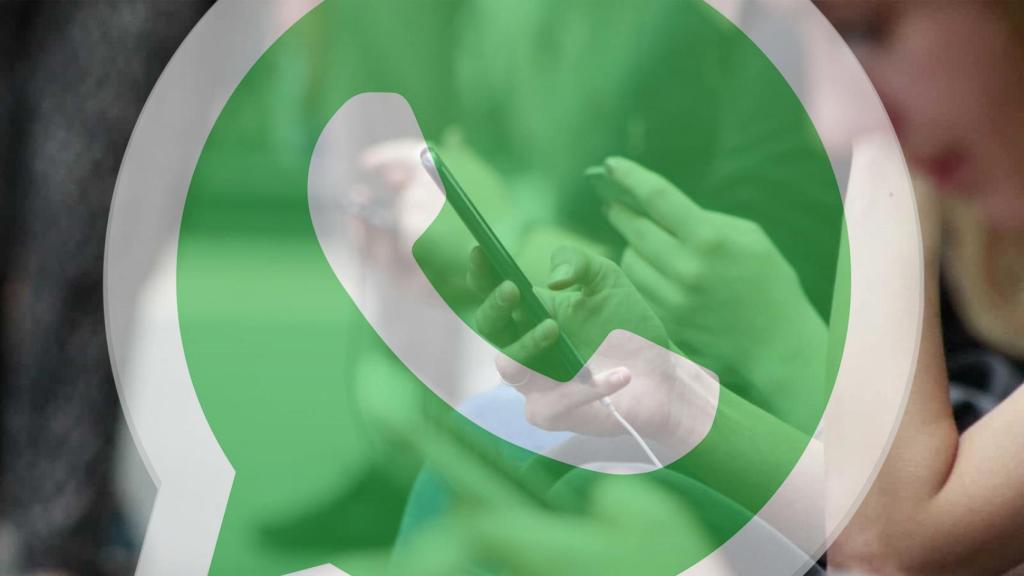 Personas usando un smartphone