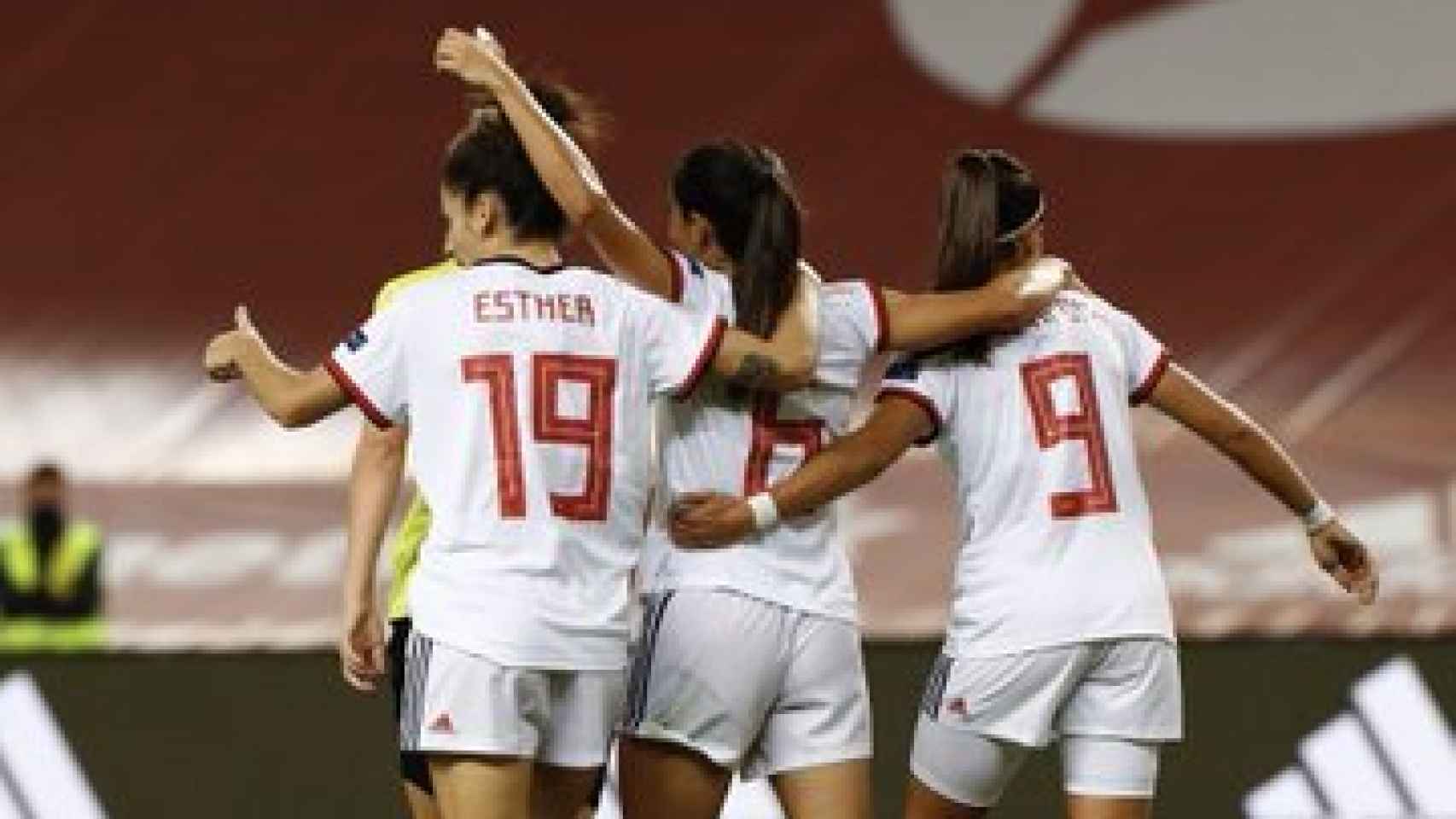España femenina celebra un gol