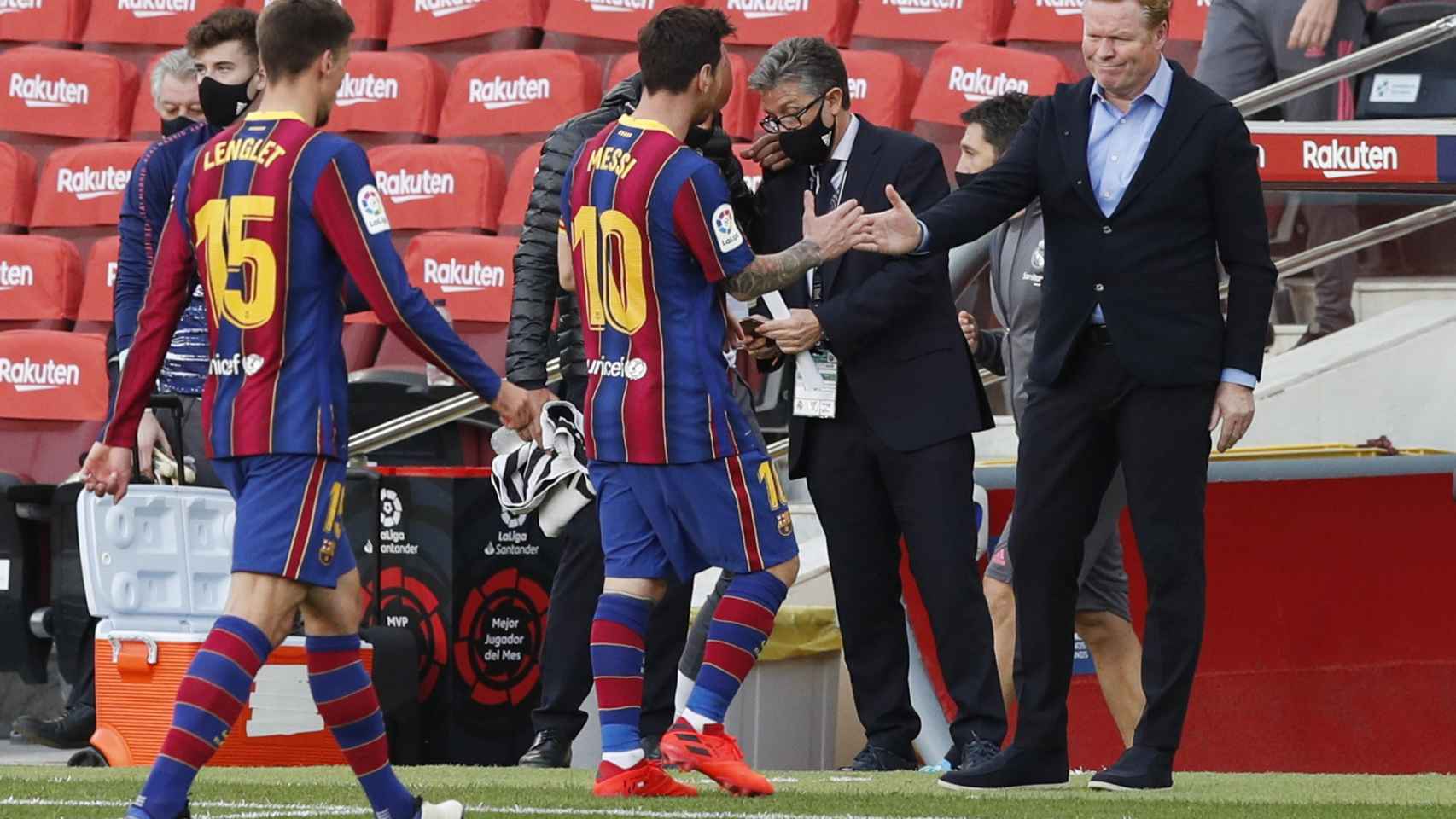 Los jugadores del FC Barcelona se retiran a vestuarios