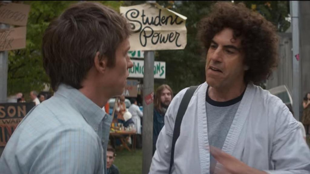 Fotograma de 'El juicio de los 7 de Chicago'. A la izquierda Tom Hayden, interpretado por Eddie Redmayne; a su lado, Abbie Hoffman, al que da vida Sacha Baron Cohen.