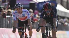 Tao y Hindley se disputan el sprint final de la etapa 20 del Giro de Italia 2020