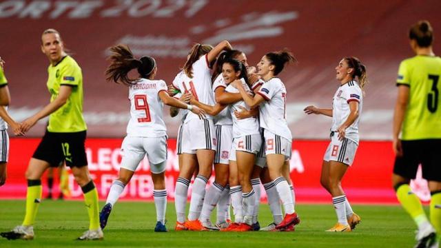 La selección española de fútbol femenino celebra un gol