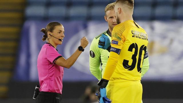 Stephanie Frappart junto a dos jugadores