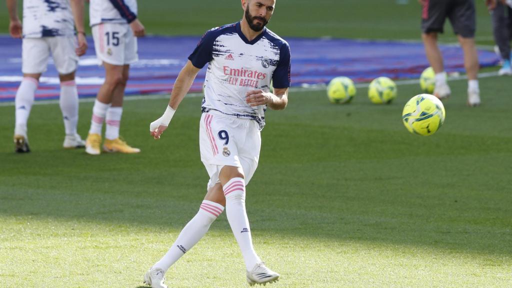 Karim Benzema dispara a puerta en el calentamiento de El Clásico