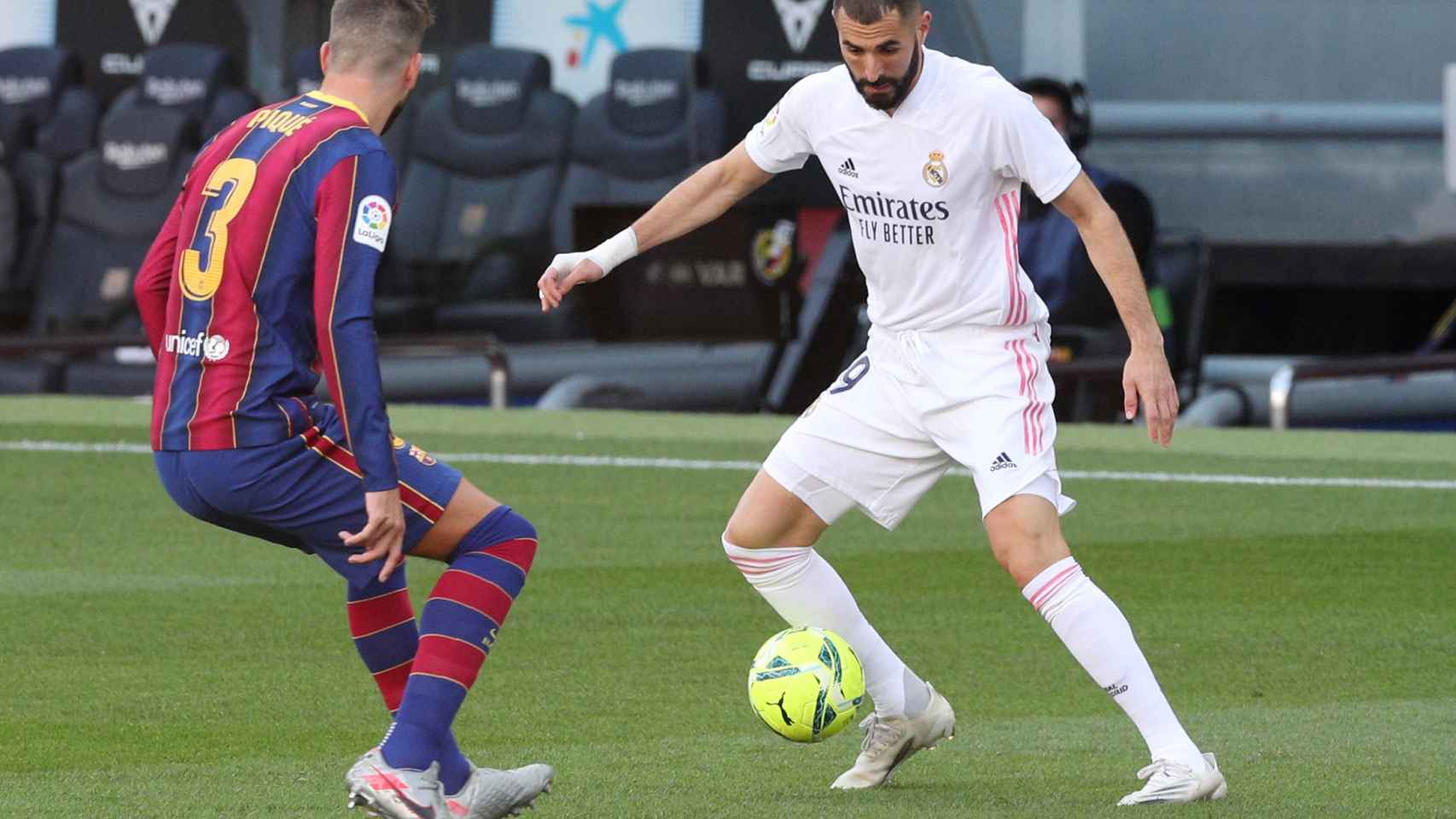 Karim Benzema ante Gerard Piqué, en El Clásico del Camp Nou