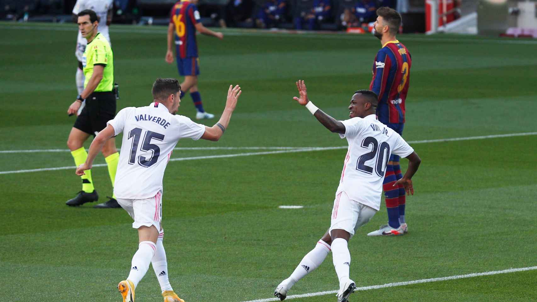 Fede Valverde y Vinicius Júnior celebran el gol del Real Madrid en El Clásico