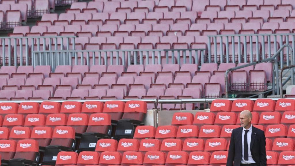 Zinedine Zidane, en la banda del Camp Nou durante El Clásico