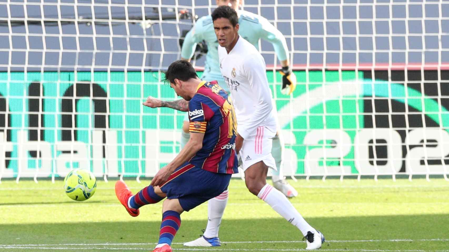 Disparo de Messi ante Varane y Courtois en El Clásico de La Liga