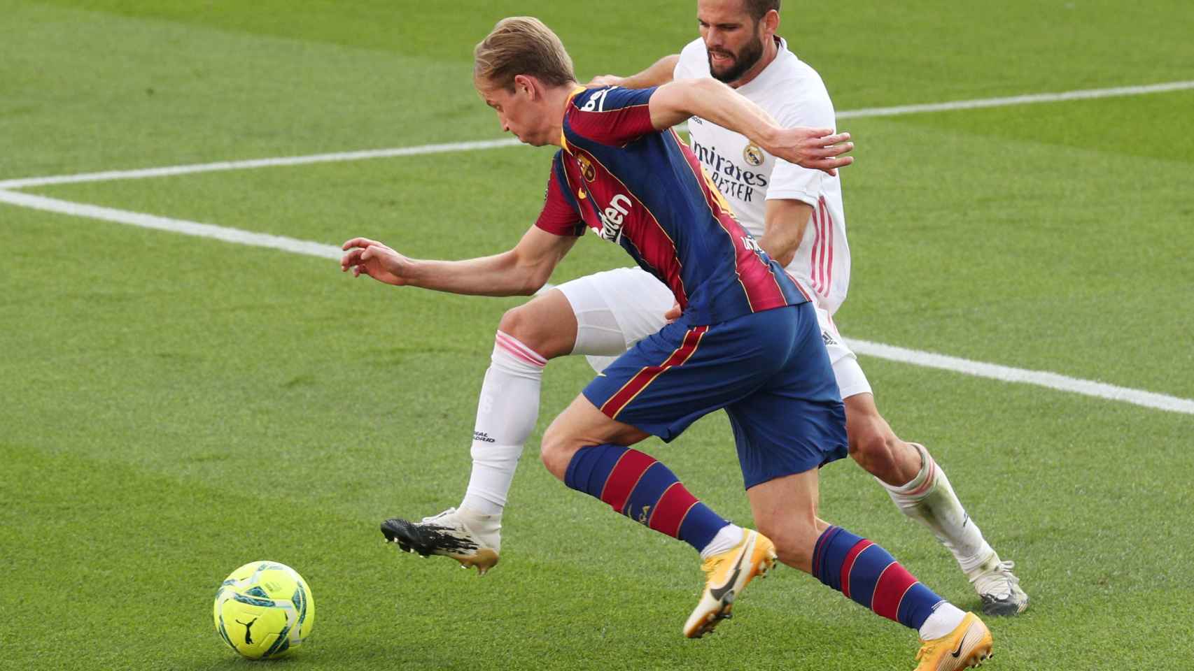 De Jong y Nacho, en un duelo de El Clásico entre Barcelona y Real Madrid