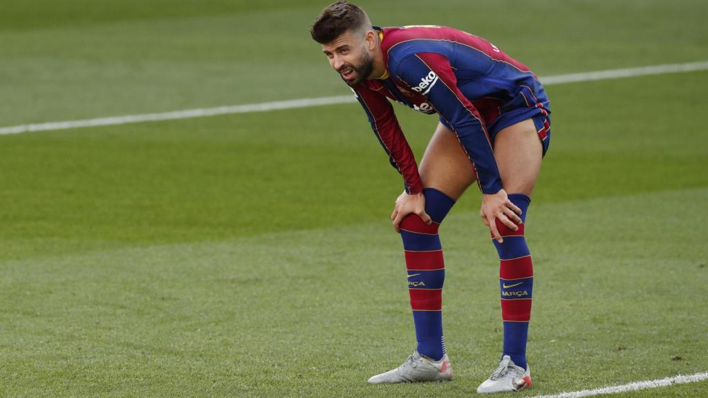 Gerard Piqué recupera fuerzas durante El Clásico ante el Real Madrid